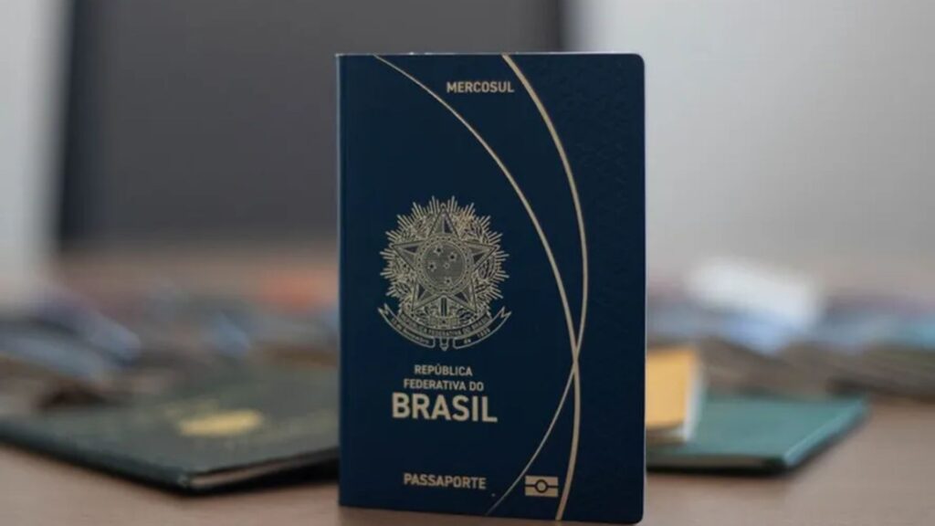 Um passaporte de em pé.