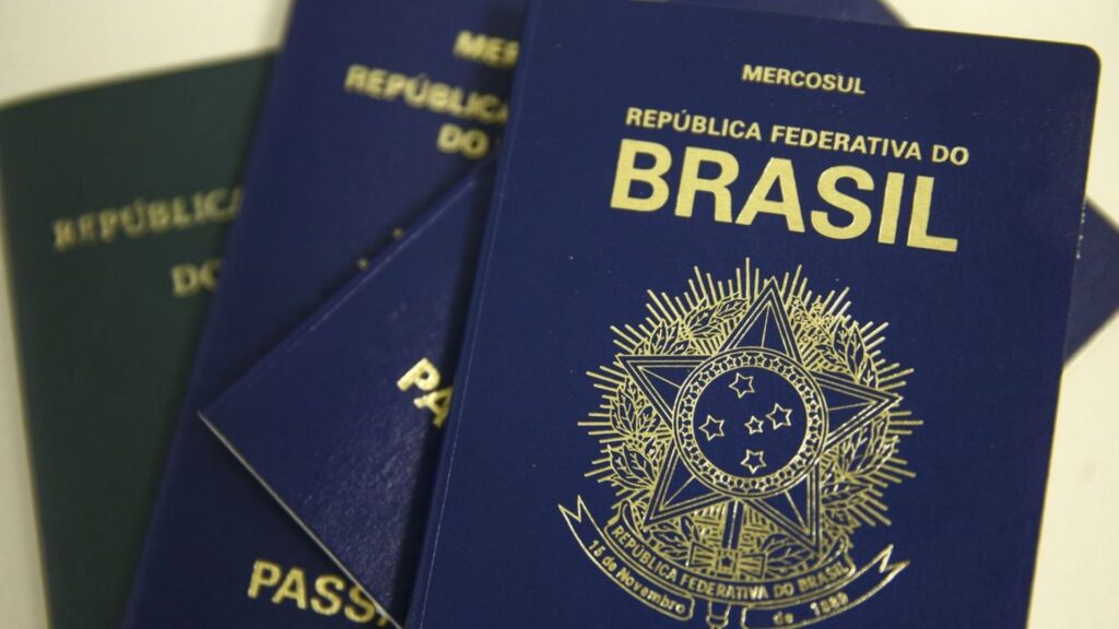 Três passaportes em cima de uma mesa.
