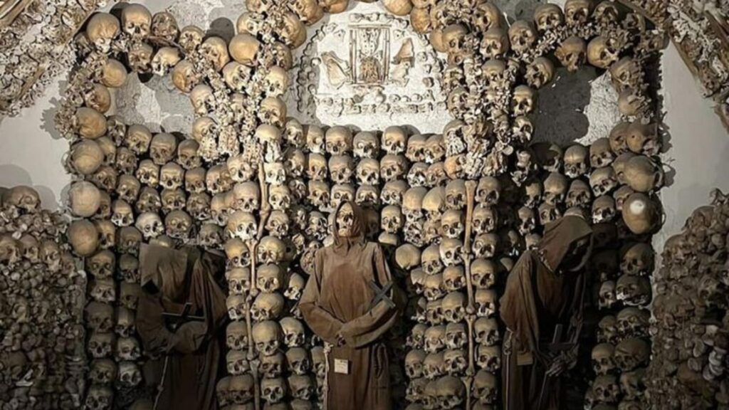 Capela de Santa Maria della Concezione dei Cappuccini, uma das igrejas decoradas com ossos humanos.
