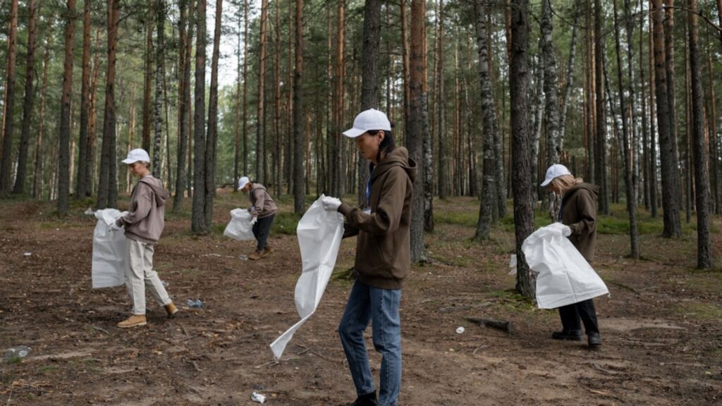 Pessoas trocando trabalho por hospedagem.