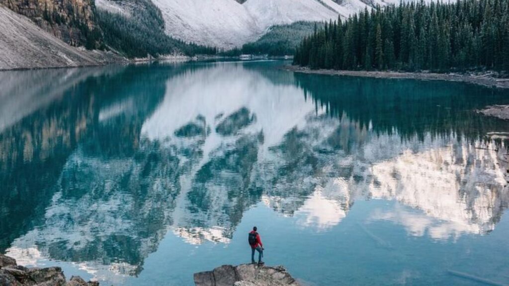 Pessoa viajando o mundo.