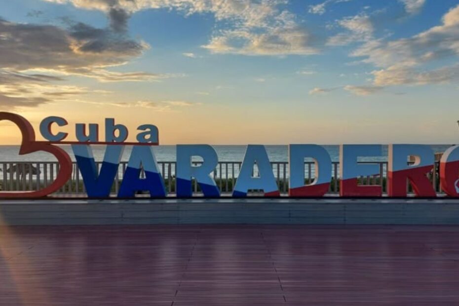 Nome da cidade com um por do Sol no fundo.