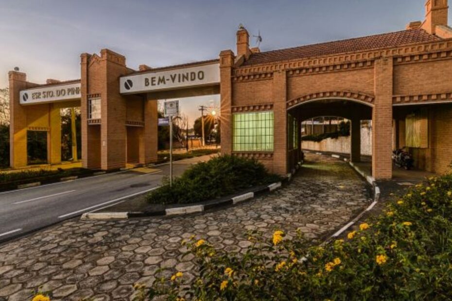 Portal de Espirito Santo do Pinhal no por do sol.