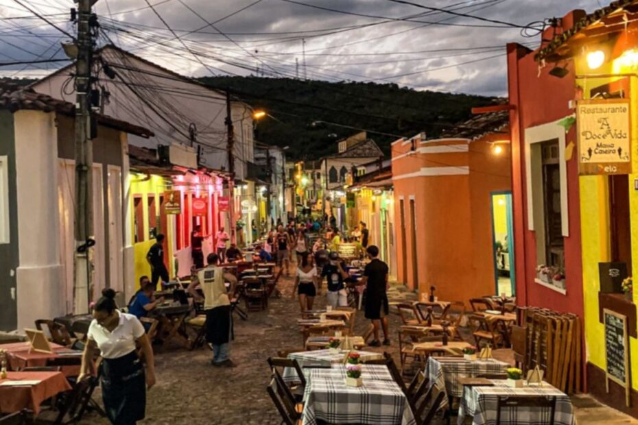Noites nas ruas de pedras com as mesas em Lençóis na Chapada Diamantina.
