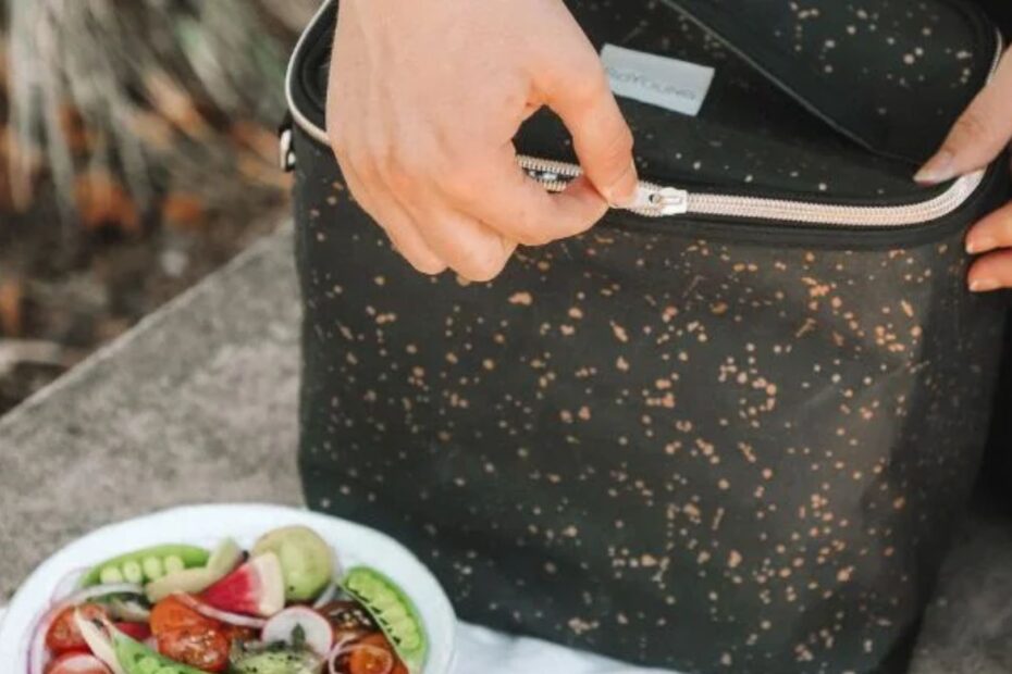 Bolsa térmica sendo aberta por uma mulher.