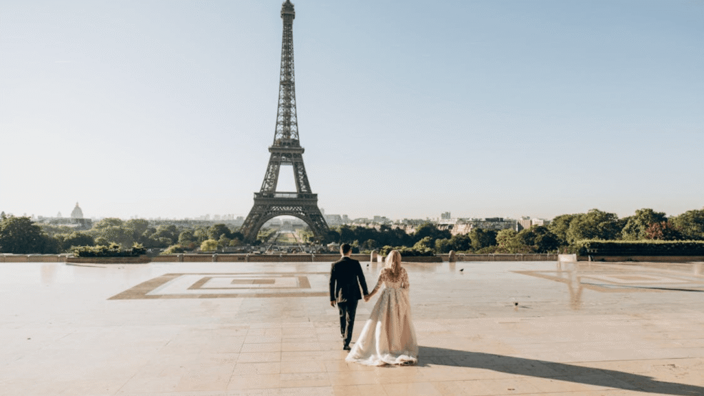 Homem e uma mulher de mãos dadas em Paris pois é um dos melhores locais para fazer casamento.