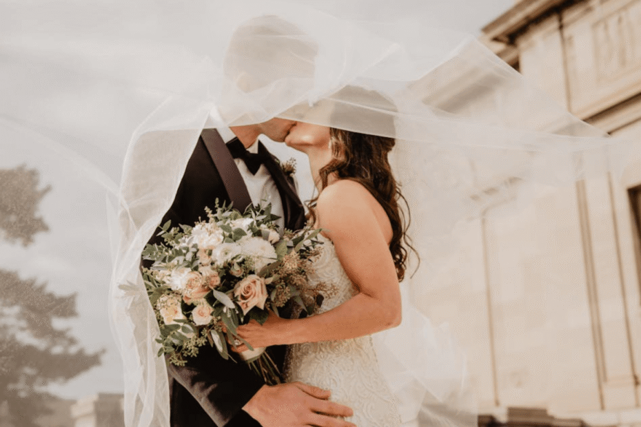 Homem e mulher se beijando depois do casamento.