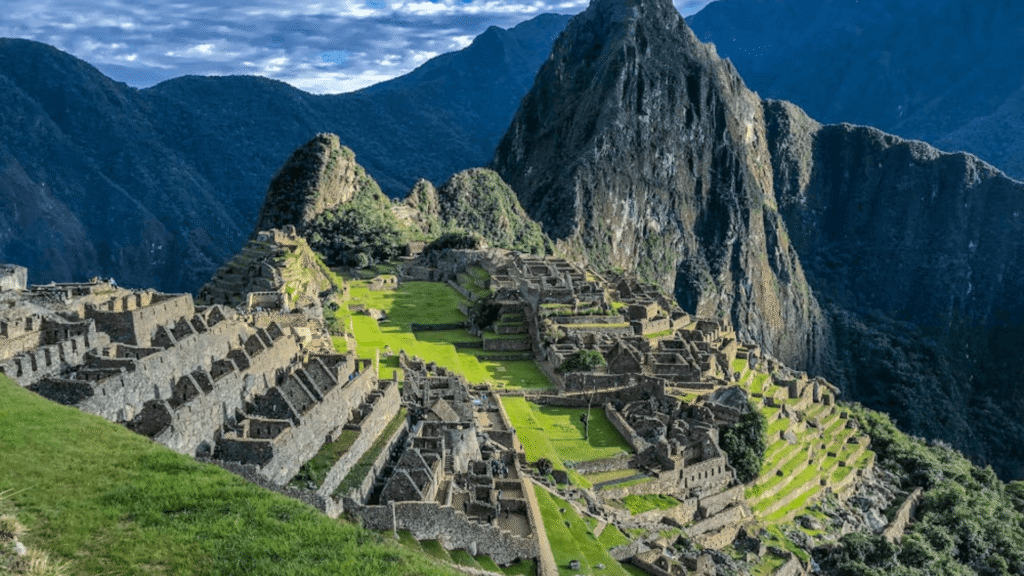 Montanha com várias construções em cima dela.
