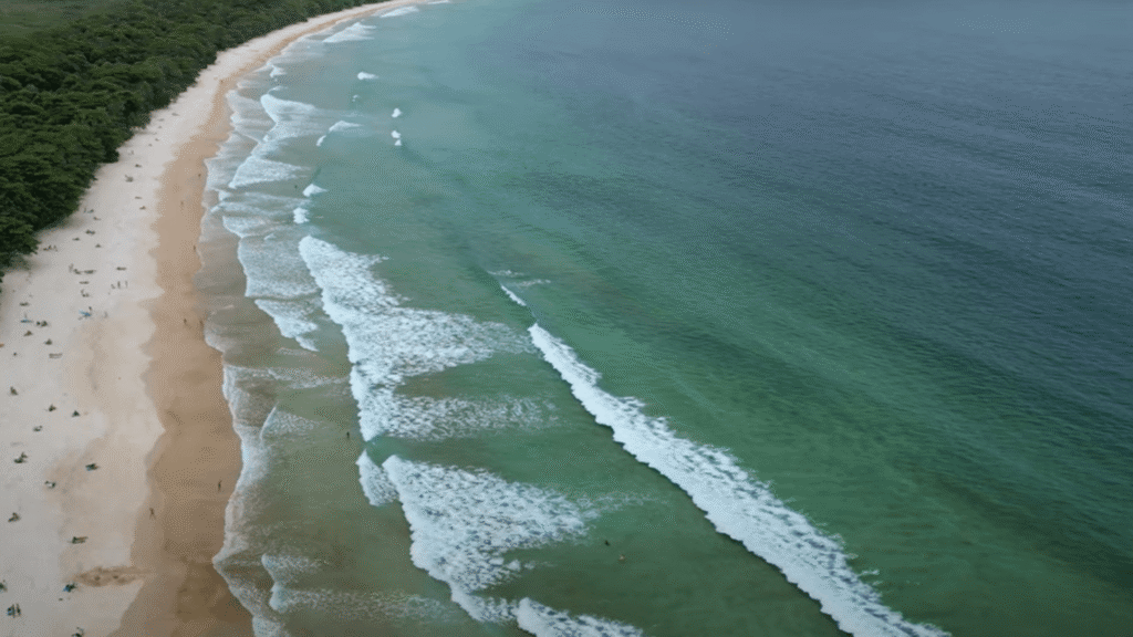 Mar com ondas.