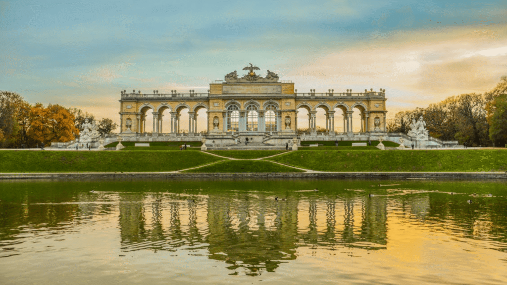 Viena com uma construção gigantesca na frente de um lago.