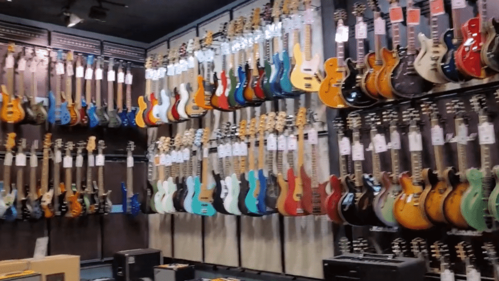 Várias guitarras na parede.