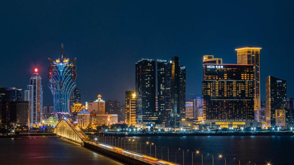 Macau na China de noite cheia de luzes.