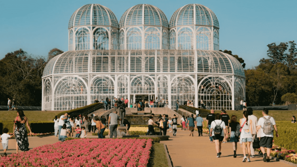 Jardim Botânico de Curitiba com várias pessoas.