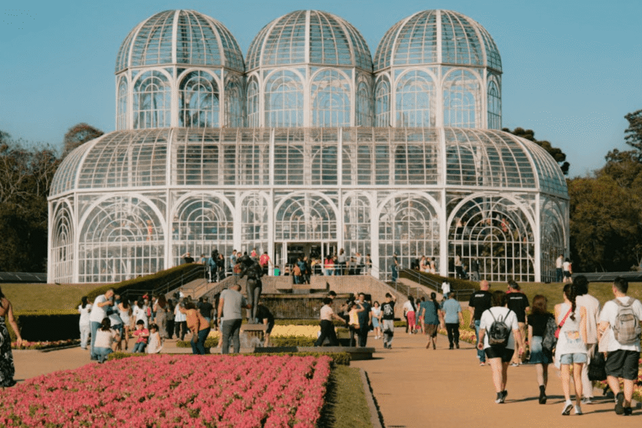 Jardim Botânico de Curitiba com várias pessoas.