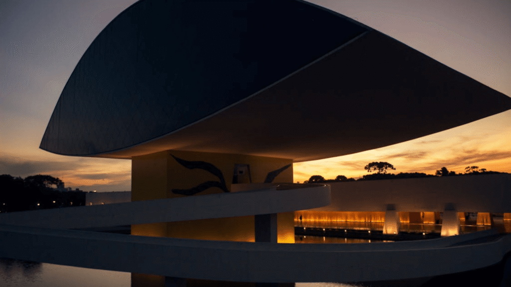 Museu Oscar Niemeyer de Curitiba de noite.