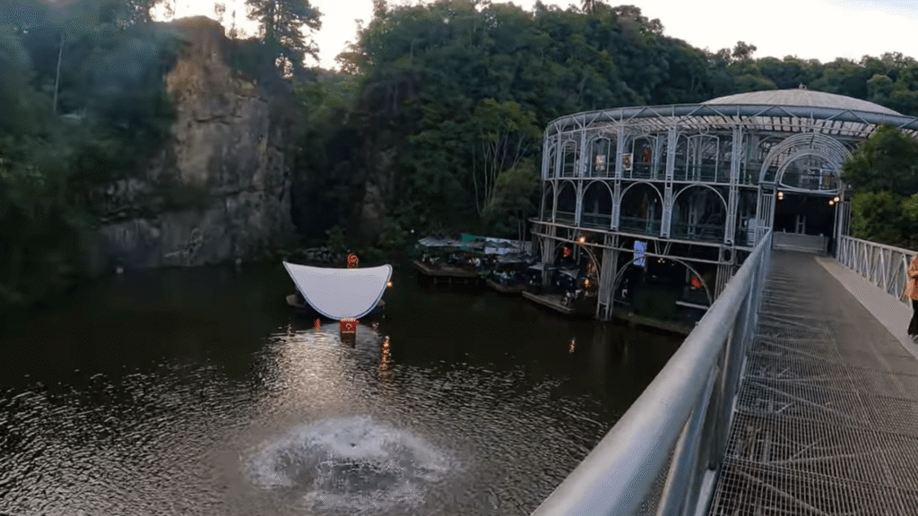 Ópera de Arame de Curitiba com uma cascata no meio do rio.