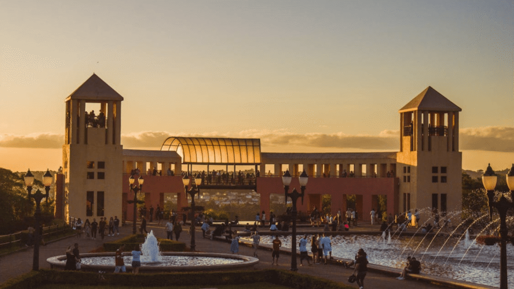 Parque Tanguá de Curitiba com um por do sol no fundo.