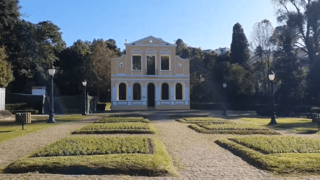 Bosque Alemão em Curitiba de dia.