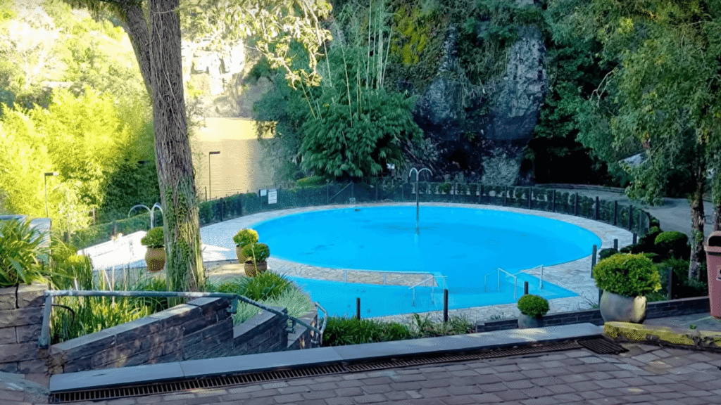 Piscina com um chafariz em Nova Prata.