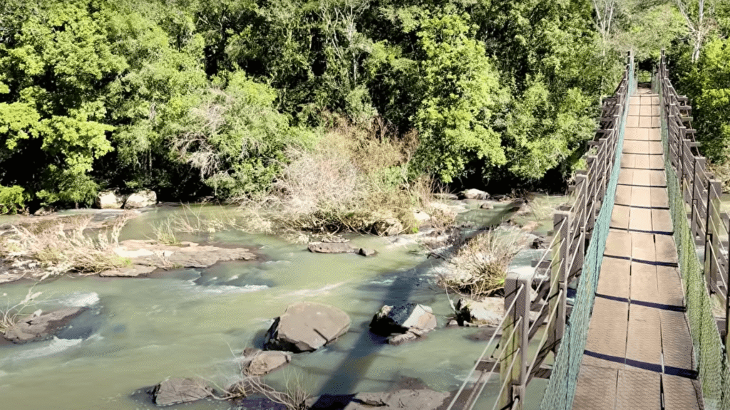 Rio com uma ponte passando em cima.