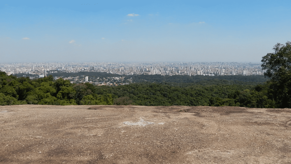 Serra da Cantareira com um céu azul.