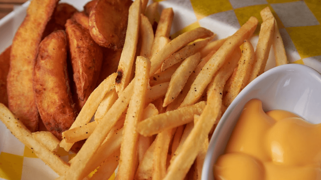 Batata frita amarela.