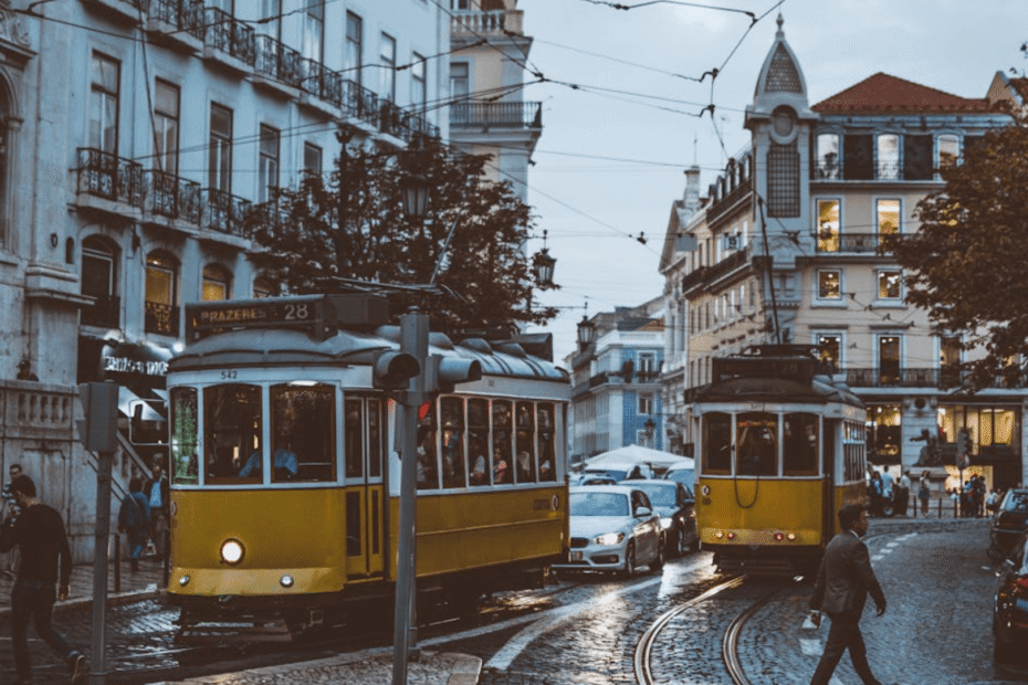 Movimento em um dia de chuva com trens.