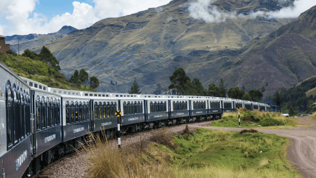 trem em movimento com uma montanha no fundo.
