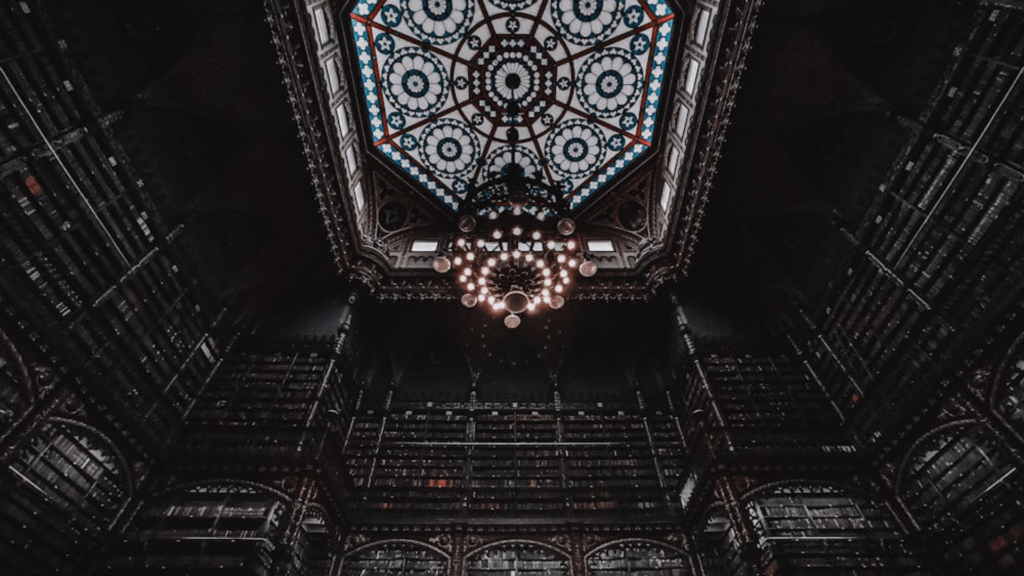 Uma biblioteca no escuro.