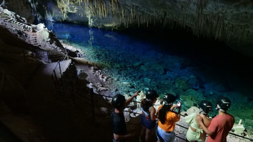 Gruta do Lago Azul.
