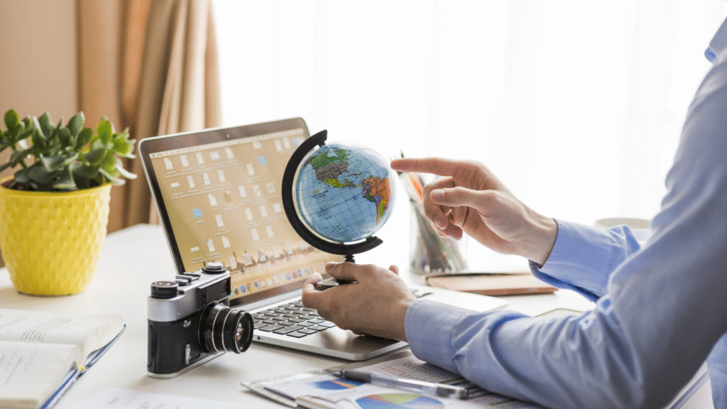 Pessoa planejando uma viagem com um computador.
