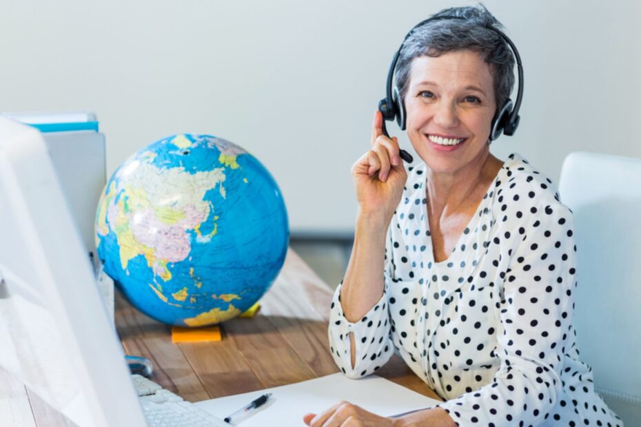 Mulher com um microfone em um escritório.