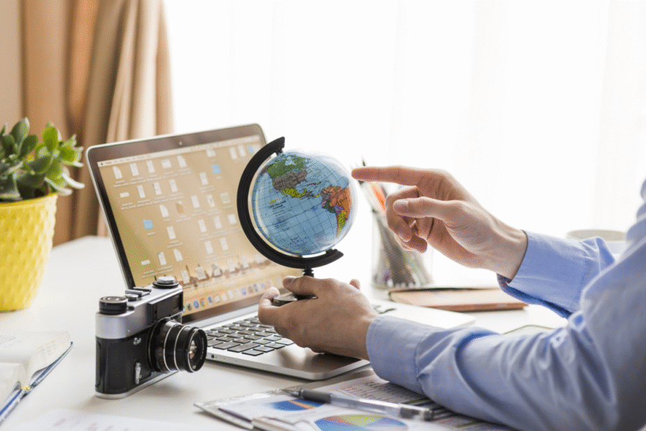 Pessoa planejando uma viagem com um computador.