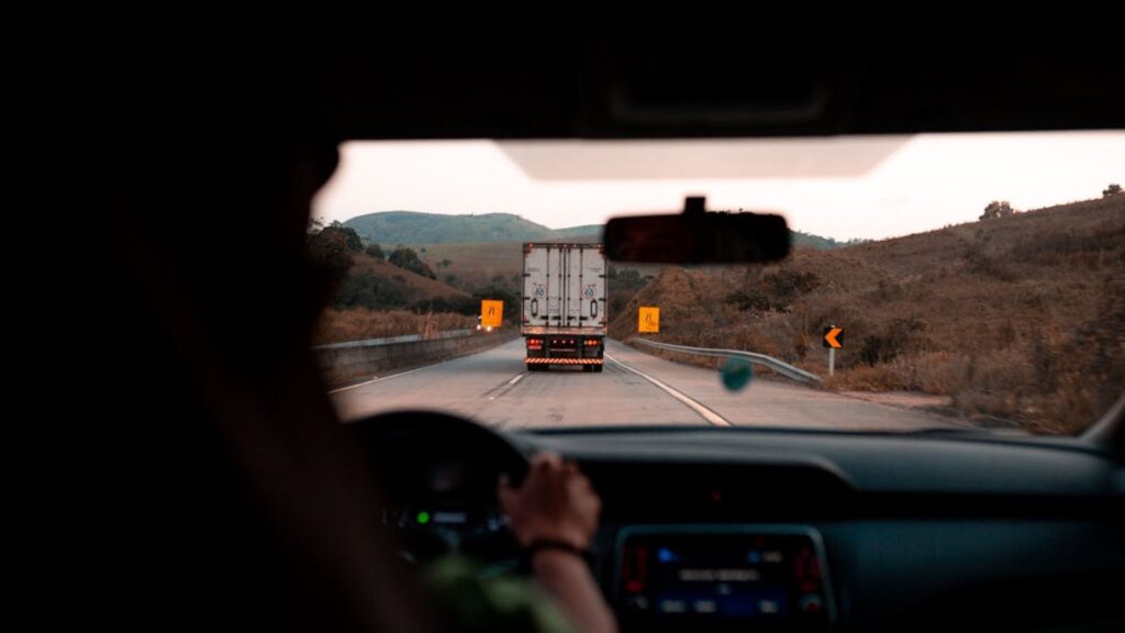 Pessoa viajando de carro.