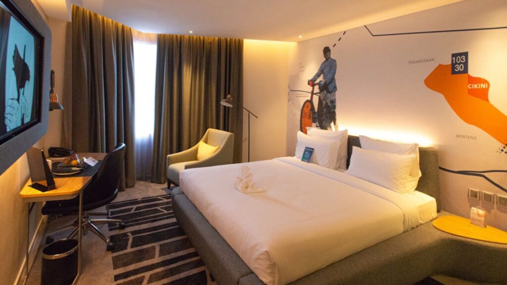 Quarto de hotel com as luzes acesas.