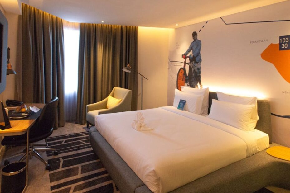 Quarto de hotel com as luzes acesas.